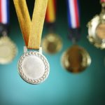 Medale i inne trofea tworzone w pracowni reklamy.