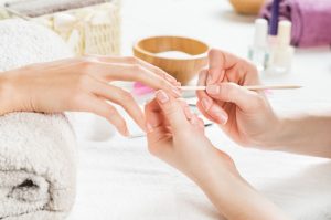 wykonywanie manicure kobiecie